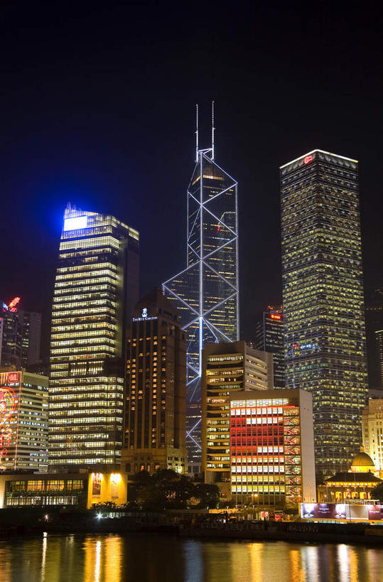 无人,家,高楼大厦,竖图,彩色,室外,夜晚,正面,度假,海浪,海洋,美景,窗户,落地窗,城市风光,标志建筑,城市,大厦,地标,建筑,摩天大楼,霓虹灯,夜景,香港,中国,亚洲,一排,许多,阴影,整齐,并列,并排,光线,影子,房屋,屋子,景观,浪花,建筑群,灯光,七彩,很多,娱乐,光源,建设,楼房,霓虹,玻璃窗,住宅,灯,中环,排列,倒影,海水,享受,休闲,景色,放松,港,倒映,照明设备,队列,平行,玻璃幕墙,海景,东亚,香港岛,香港特别行政区,港澳台,中华人民共和国,氖灯,反照,港岛,中西区,大海,风浪,海,海水的波动,近岸浪,涌浪,彩图,房子,大楼,高层建筑,高楼,摩天楼,皇后大道,汇丰银行大楼,香港汇丰总行大厦