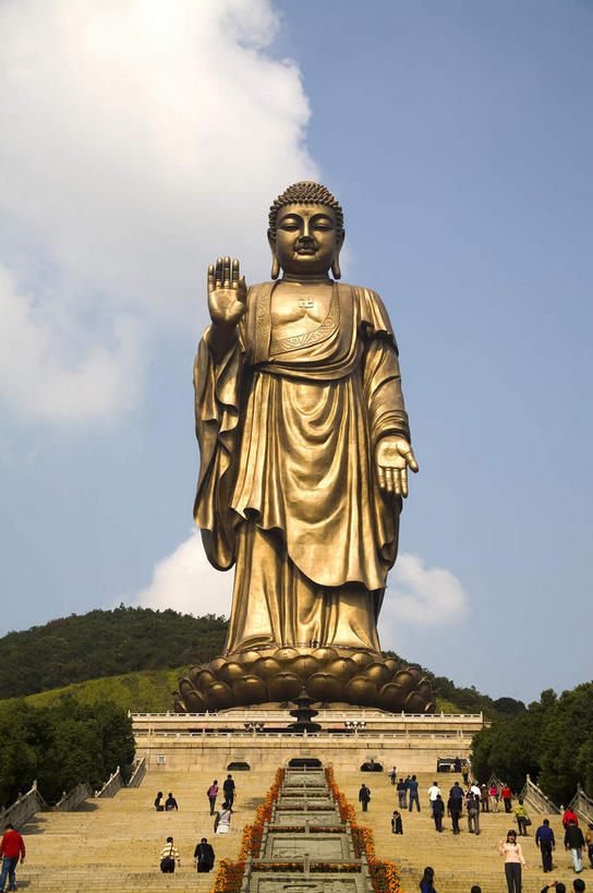 东方人,一个人,无人,站,竖图,室外,白天,正面,旅游,度假,名胜古迹,植物,标志建筑,地标,建筑,雕塑,中国,亚洲,仅一个男性,仅一个人,仅一个中年男性,阴影,服装,遗迹,艺术,装饰,光线,雕刻,雕像,影子,云,云朵,云彩,黄种人,古迹,文物,娱乐,建设,古建筑,江苏,灵山大佛,无锡,树,树木,一个,衣服,蓝色,绿色,白云,蓝天,天空,阳光,自然,工艺品,天,站着,享受,休闲,金色,旅游胜地,放松,服饰,生长,晴朗,单个,成长,纪念,美术,衣着,穿着,主题,陈列,佛祖,古文明,东亚,佛陀,江苏省,灵山胜境,中华人民共和国,华东地区,苏,功能,美学,无锡市,衣饰,圣人,佛教创始者,乔达摩.悉达多,如来佛祖,释迦佛,释迦牟尼,我佛如来,男人,男性,中年男性,亚洲人,晴空,站立,彩图,滨湖区,太湖国家旅游度假区