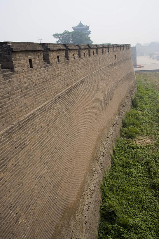 无人,竖图,室外,白天,正面,旅游,度假,草地,草坪,名胜古迹,植物,标志建筑,道路,地标,建筑,路,平遥,中国,亚洲,曲折,弯曲,遗迹,瓦片,墙,屋檐,乌云,云,阴天,云朵,小路,交通,云彩,古迹,文物,娱乐,建设,城墙,古建筑,檐,墙壁,墙面,草,绿色,天空,天,享受,休闲,旅游胜地,放松,蜿蜒,坚硬,昏暗,阴沉,防御,古文明,东亚,山西,山西省,中华人民共和国,华北地区,晋,晋中,晋中市,坚固,平遥县,彩图,平遥古城,平遥古镇