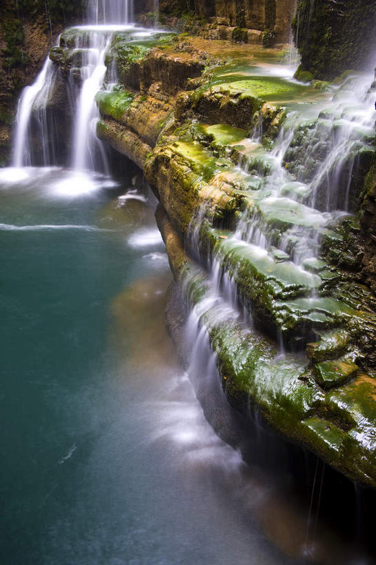 无人,竖图,俯视,室外,白天,长时间曝光,旅游,度假,石头,美景,瀑布,水,云台山,中国,亚洲,许多,阴影,飞溅,溅,光线,石子,液体,影子,池塘,景观,水池,水滴,青苔,苔藓,很多,娱乐,水珠,阳光,自然,享受,休闲,景色,放松,喷洒,自然风光,曝光,东亚,中华人民共和国,河南,河南省,豫,华中地区,焦作,焦作市,修武,修武县,跌水,石块,岩石,彩图,高角度拍摄,云台山风景区