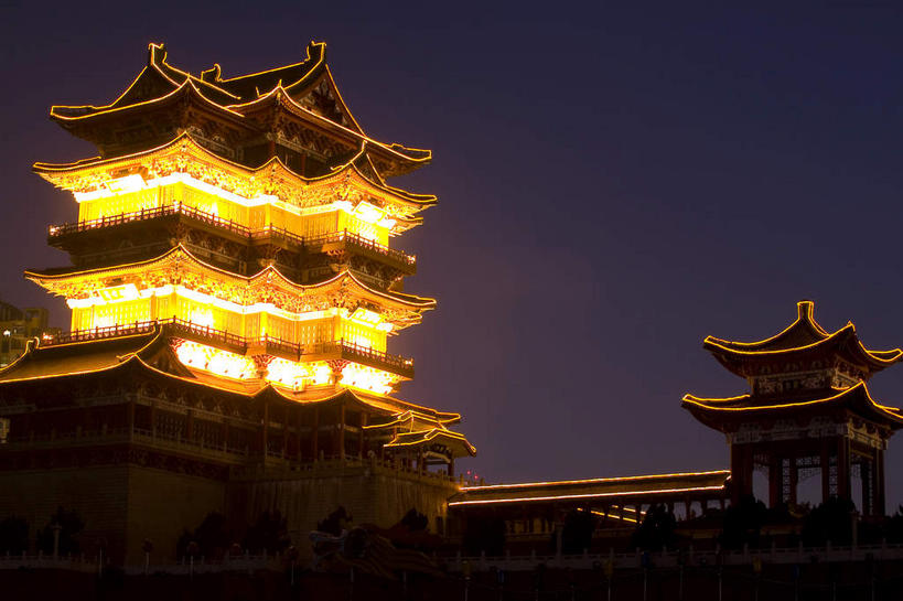 无人,横图,彩色,室外,夜晚,仰视,旅游,度假,名胜古迹,标志建筑,地标,建筑,霓虹灯,中国,亚洲,阴影,遗迹,光线,瓦片,影子,柱子,墙,屋檐,灯光,七彩,古迹,文物,娱乐,光源,建设,古建筑,江西,霓虹,檐,墙壁,墙面,灯,黄色,享受,休闲,旅游胜地,放松,照明设备,古文明,东亚,江西省,南昌,中华人民共和国,华东地区,省会,氖灯,赣,南昌市,彩图,低角度拍摄,滕王阁,飞檐