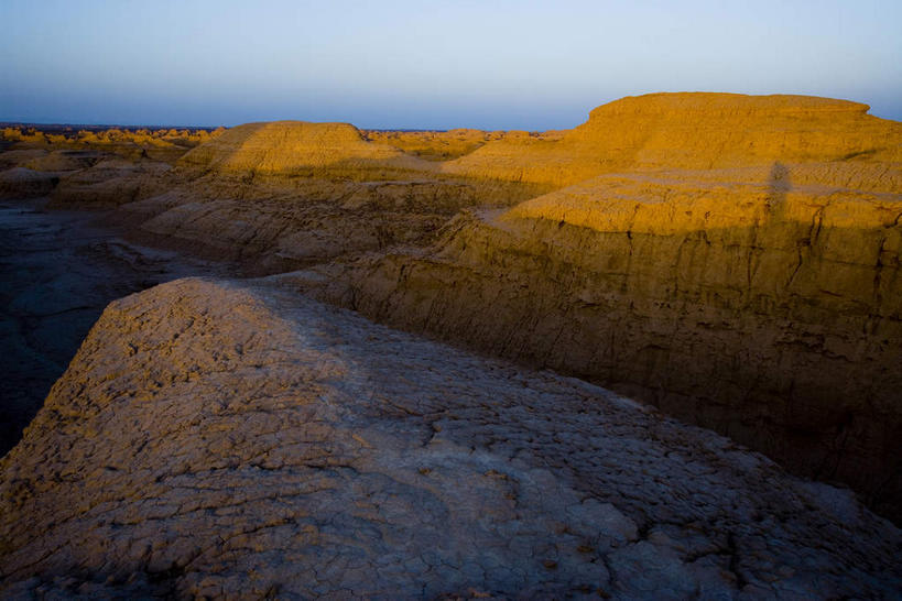 无人,横图,俯视,室外,白天,旅游,度假,石头,美景,山,山脉,中国,亚洲,许多,阴影,堆积,光线,石子,影子,景观,山峰,山峦,很多,娱乐,蓝色,蓝天,天空,阳光,自然,群山,天,享受,休闲,景色,放松,晴朗,风化,自然风光,东亚,新疆,雅丹地貌,塔里木,万里无云,中华人民共和国,新疆维吾尔自治区,西北地区,风蚀,石化,风蚀地貌,岩石层,塔里木盆地,石块,岩石,晴空,晴空万里,彩图,高角度拍摄,罗布泊,新