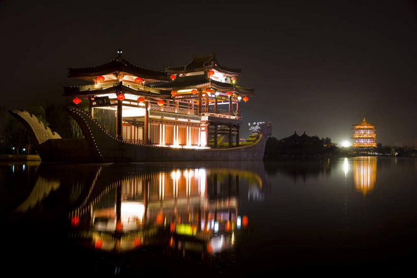 无人,横图,彩色,室外,夜晚,正面,旅游,度假,湖,湖泊,水,植物,窗户,标志建筑,地标,建筑,霓虹灯,照明,西安,中国,亚洲,许多,吊挂,悬挂,阴影,光线,灯笼,影子,纸灯笼,柱子,墙,湖面,水流,水面,灯光,七彩,很多,挂,娱乐,光源,建设,霓虹,玻璃窗,墙壁,墙面,灯,树,树木,红色,绿色,倒影,自然,灯具,湖水,享受,休闲,旅游胜地,放松,生长,成长,照亮,倒映,照明设备,东亚,陕西,陕西省,西安市,中华人民共和国,省会,氖灯,西北地区,陕,反照,曲江新区,彩图,芙蓉园,大唐芙蓉园