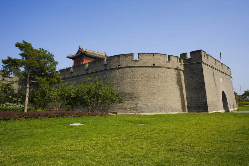 无人,横图,室外,白天,仰视,旅游,度假,草地,草坪,名胜古迹,植物,标志建筑,地标,建筑,北京,中国,亚洲,阴影,遗迹,光线,影子,墙,拱门,首都,古迹,文物,娱乐,建设,城墙,古建筑,墙壁,墙面,草,树,树木,蓝色,绿色,蓝天,天空,阳光,自然,天,享受,休闲,旅游胜地,放松,城楼,生长,晴朗,成长,坚硬,防御,古文明,东亚,万里无云,中华人民共和国,北京市,京,北平,华北地区,门楼,丰台区,坚固,晴空,晴空万里,彩图,低角度拍摄,宛平,宛平城