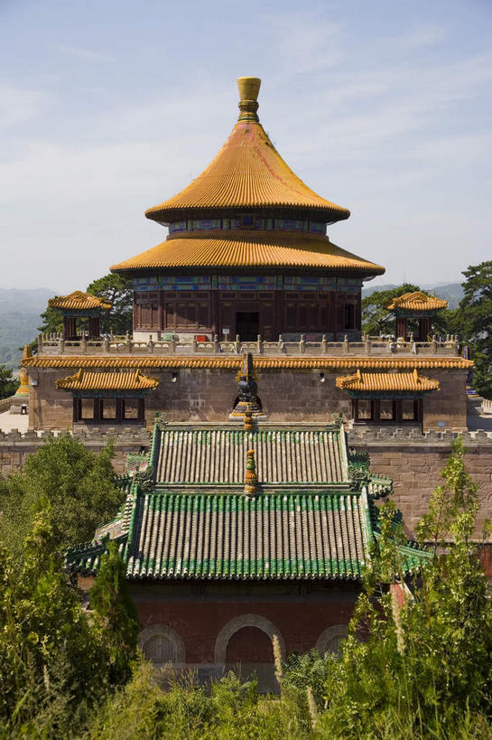 无人,寺庙,栏杆,竖图,室外,白天,正面,旅游,度假,名胜古迹,植物,标志建筑,地标,建筑,中国,亚洲,阴影,节日,遗迹,光线,瓦片,影子,墙,屋顶,屋檐,云,云朵,围栏,褐色,燃烧,云彩,顶棚,古迹,文化,文物,娱乐,建设,古建筑,护栏,檐,墙壁,墙面,树,树木,蓝色,绿色,白云,蓝天,天空,阳光,自然,香火,庙宇,天,祈祷,享受,休闲,健康,旅游胜地,放松,许愿,宗教,信仰,生长,晴朗,成长,纪念,祈求,古文明,东亚,中华人民共和国,华北地区,河北,河北省,冀,承德,承德市,平安,晴空,彩图,庙,寺,普乐寺