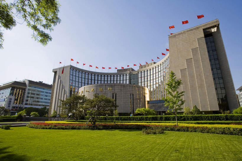 无人,高楼大厦,横图,室外,白天,仰视,旅游,度假,草地,草坪,植物,窗户,落地窗,标志建筑,大厦,地标,建筑,摩天大楼,旗帜,北京,中国,亚洲,一排,许多,阴影,环保,整齐,并列,并排,环绕,盛开,围绕,光线,影子,防护,首都,很多,花蕾,环抱,娱乐,旗子,建设,玻璃窗,草,花,花瓣,花朵,鲜花,树,树木,排列,黄色,红色,蓝色,绿色,蓝天,天空,阳光,自然,天,花苞,花蕊,享受,休闲,旅游胜地,放松,生长,晴朗,成长,队列,美好,美妙,间隔,平行,玻璃幕墙,中国人民银行,人民银行,东亚,万里无云,中华人民共和国,北京市,京,北平,华北地区,西城区,美观,雅观,旌旗,旗号,萦绕,绿篱,生篱,树篱,植篱,晴空,晴空万里,彩图,低角度拍摄,大楼,高层建筑,高楼,摩天楼,人行,央行,复兴门,复兴门内大街,中国人民银行总行