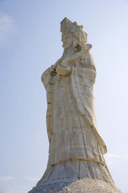 东方人,一个人,无人,站,竖图,室外,白天,仰视,旅游,度假,安全,名胜古迹,标志建筑,地标,建筑,雕塑,澳门,中国,亚洲,仅一个女性,仅一个人,阴影,服装,神话,遗迹,艺术,装饰,光线,雕刻,雕像,影子,黄种人,古迹,文化,文物,娱乐,建设,古建筑,一个,衣服,蓝色,蓝天,天空,阳光,工艺品,天,站着,仅一个中年女性,享受,休闲,旅游胜地,放松,服饰,晴朗,单个,纪念,美术,衣着,穿着,主题,传说,陈列,古文明,东亚,万里无云,港澳台,中华人民共和国,功能,美学,澳门特别行政区,澳,衣饰,妈祖,天后,中国神话,平安,女人,女性,中年女性,亚洲人,晴空,晴空万里,站立,彩图,低角度拍摄,全身,天上圣母,天妃,娘妈,林默娘,路环,路环岛,澳门妈祖文化村,叠石塘山,妈祖雕像,妈祖文化村,塔石塘山