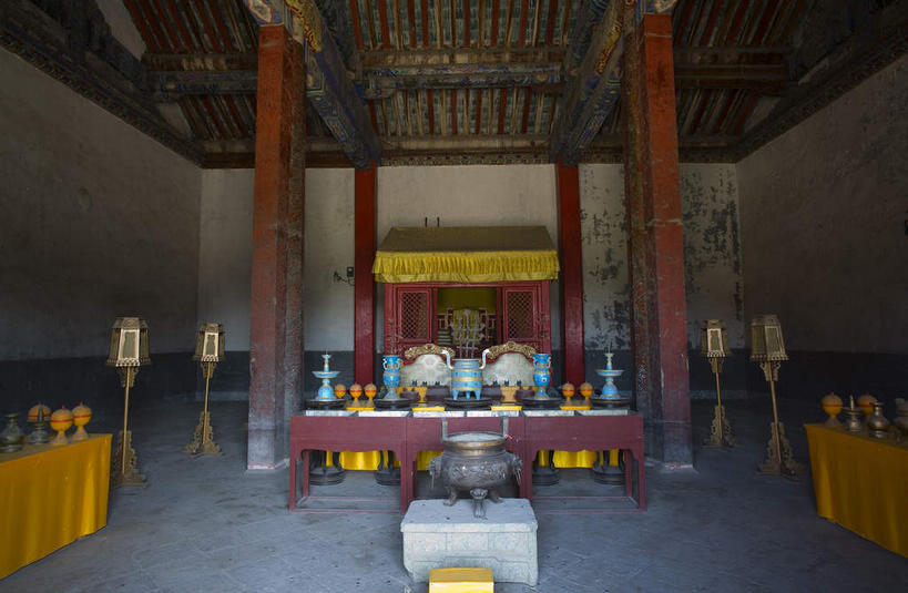 无人,宫殿,横图,室内,白天,正面,旅游,度假,名胜古迹,天花板,标志建筑,地标,建筑,餐具,照明,中国,亚洲,一排,许多,阴影,遗迹,整齐,反射,灯笼,碟子,盘,香炉,影子,柱子,墙,很多,古迹,文物,娱乐,建设,古建筑,墙壁,墙面,排列,盘子,灯具,碟,祈祷,享受,休闲,墓地,旅游胜地,放松,许愿,宗教,信仰,祈求,照亮,祭奠,祭祀,坟墓,陵墓,宫廷,照明设备,队列,祭坛,坟场,古文明,东亚,辽宁,辽宁省,沈阳,中华人民共和国,省会,沈阳市,辽,东北地区,王宫,敬拜,彩图,皇宫,北陵,清昭陵,昭陵