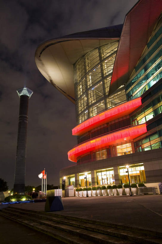 无人,高楼大厦,竖图,室外,夜晚,仰视,度假,美景,植物,窗户,城市风光,城市,大厦,建筑,路灯,摩天大楼,旗帜,照明,香港,中国,亚洲,一排,许多,阴影,整齐,光线,旗杆,影子,墙,景观,塔,灯光,很多,娱乐,旗子,建设,玻璃窗,墙壁,墙面,灯,树,树木,排列,绿色,自然,享受,休闲,景色,放松,生长,成长,照亮,港,照明设备,队列,东亚,香港会议展览中心,湾仔,金紫荆广场,香港岛,香港特别行政区,港澳台,中华人民共和国,旗号,湾仔区,金紫荆花广场,香港会展中心,香港金紫荆广场,港岛,彩图,低角度拍摄,大楼,高层建筑,高楼,摩天楼