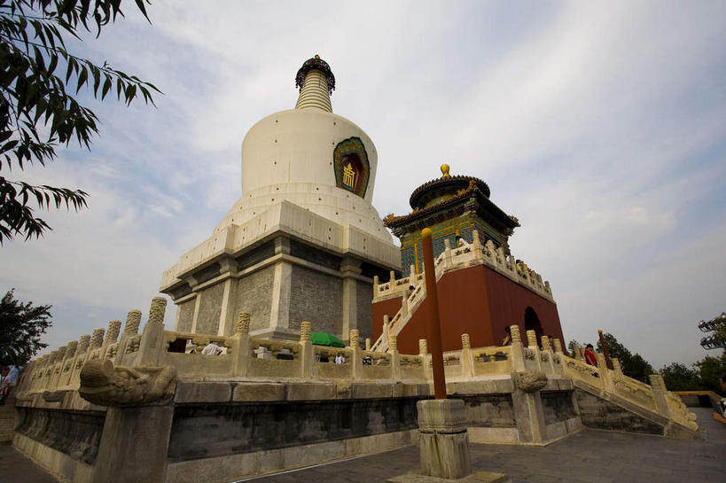 无人,公园,宫殿,栏杆,横图,室外,白天,仰视,旅游,度假,名胜古迹,植物,楼梯,标志建筑,道路,地标,建筑,路,北海公园,北京,中国,亚洲,阴影,遗迹,光线,扶手,影子,柱子,阶梯,墙,云,云朵,小路,塔,交通,首都,云彩,古迹,文物,娱乐,建设,古建筑,护栏,白塔,墙壁,墙面,石板路,台阶,树,树木,红色,蓝色,绿色,白云,蓝天,天空,阳光,自然,天,享受,休闲,旅游胜地,放松,生长,晴朗,成长,宫廷,古文明,东亚,中华人民共和国,北京市,京,北平,华北地区,王宫,北京北海公园,晴空,彩图,低角度拍摄,皇宫,北海白塔,琼华岛