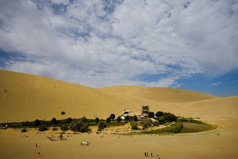 东方人,无人,家,站,横图,俯视,室外,白天,旅游,度假,美景,沙漠,书籍,敦煌,中国,亚洲,行人,游客,游人,阴影,服装,光线,影子,房屋,屋子,景观,云,云朵,沙丘,许多人,云彩,注视,休闲装,黄种人,娱乐,楼房,路人,旅客,住宅,衣服,黄色,蓝色,白云,蓝天,天空,阳光,自然,书本,天,观察,看,站着,一群人,享受,休闲,休闲服,景色,放松,服饰,晴朗,观看,察看,关注,自然风光,东亚,甘肃,甘肃省,中华人民共和国,西北地区,甘,酒泉,酒泉市,过客,敦煌八景,沙井,月牙泉,男人,男性,年轻男性,年轻女性,女人,女性,亚洲人,书,图书,大漠,砂漠,晴空,站立,彩图,高角度拍摄,房子