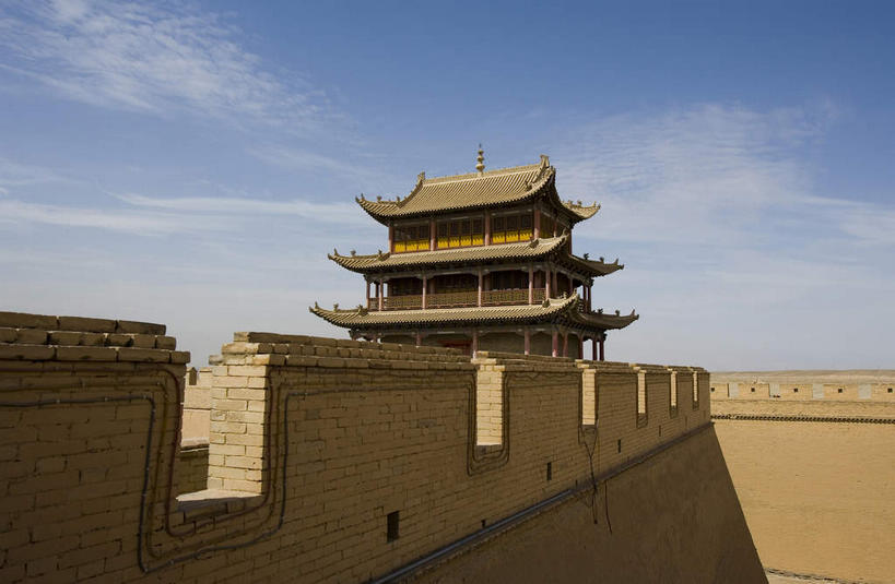 无人,横图,室外,白天,仰视,旅游,度假,名胜古迹,标志建筑,地标,建筑,长城,中国,亚洲,阴影,遗迹,光线,影子,墙,云,云朵,云彩,古迹,文物,娱乐,建设,城墙,古建筑,墙壁,墙面,蓝色,白云,蓝天,天空,阳光,天,享受,休闲,旅游胜地,放松,晴朗,坚硬,万里长城,防御,烽火台,古文明,东亚,甘肃,甘肃省,嘉峪关,中华人民共和国,西北地区,甘,嘉峪关市,坚固,晴空,彩图,低角度拍摄,墩台,烽堠,烽燧,烟墩,嘉峪关长城