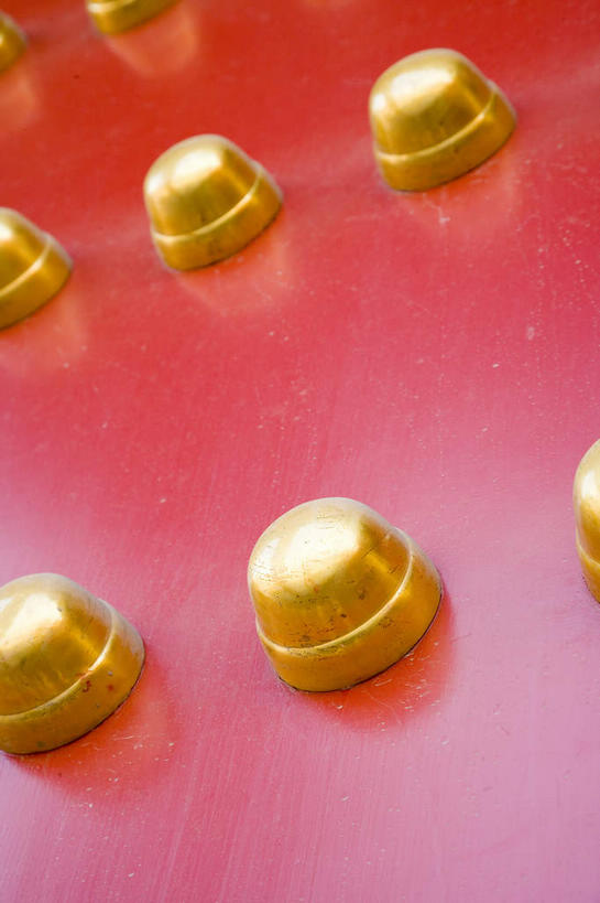 无人,故宫,宫殿,竖图,室外,特写,白天,仰视,门,静物,北京,中国,亚洲,一排,许多,整齐,装饰,并列,并排,首都,很多,排列,红色,门框,紫禁城,金色,华丽,修饰,点缀,宫廷,队列,平行,东亚,中华人民共和国,东城区,北京市,京,北平,华北地区,衬托,美观,雅致,雅观,王宫,彩图,低角度拍摄,全画面,全框架,全帧,故宫博物院,皇宫,北京紫禁城,北京故宫,全画幅,加固,门钉