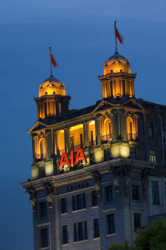 无人,高楼大厦,竖图,室外,夜晚,仰视,旅游,度假,窗户,标志建筑,大厦,地标,建筑,摩天大楼,夜景,旗帜,上海,中国,亚洲,一排,许多,阴影,整齐,并列,并排,光线,英文,标志,文字,影子,字符,字母,灯光,很多,娱乐,标识,旗子,建设,黄浦江,玻璃窗,排列,三个,红色,外滩,享受,休闲,旅游胜地,放松,英文字母,申,队列,平行,黄浦区,东亚,中山东一路,上海市,中华人民共和国,沪,华东地区,旌旗,旗号,彩图,低角度拍摄,大楼,高层建筑,高楼,摩天楼,黄埔滩,上海外滩,外黄埔滩,字林大楼