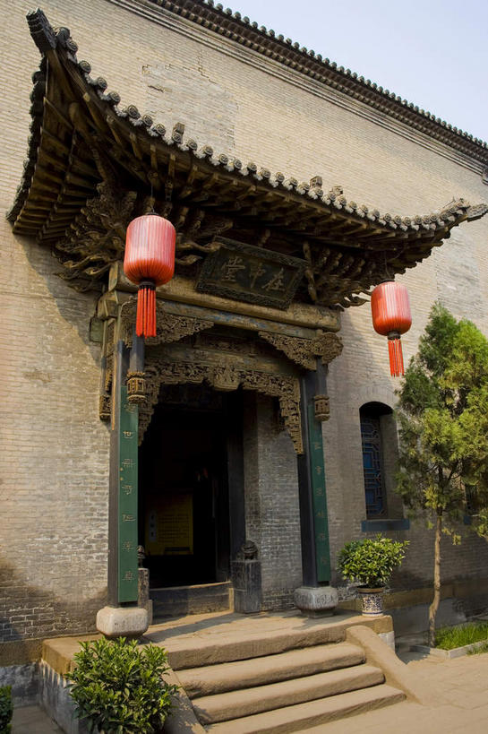 无人,家,竖图,室外,白天,正面,旅游,度假,名胜古迹,门,标志建筑,道路,地标,建筑,路,照明,平遥,中国,亚洲,吊挂,悬挂,阴影,遗迹,光线,灯笼,瓦片,影子,纸灯笼,房屋,屋檐,屋子,小路,交通,挂,古迹,文物,娱乐,建设,古建筑,楼房,檐,住宅,两个,红色,天空,阳光,灯具,门框,天,享受,休闲,旅游胜地,放松,照亮,照明设备,古文明,东亚,山西,山西省,中华人民共和国,华北地区,晋,晋中,晋中市,平遥县,彩图,房子,平遥古城,平遥古镇