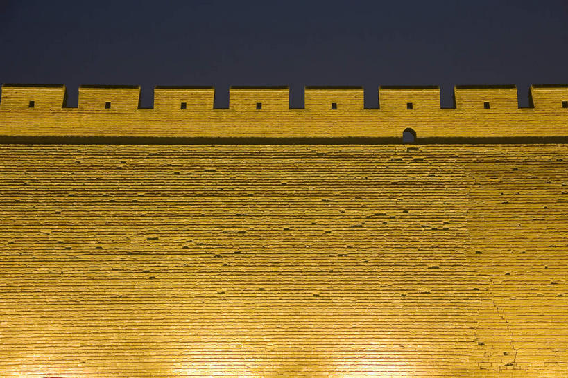 无人,横图,室外,夜晚,正面,旅游,度假,建材,名胜古迹,标志建筑,地标,建筑,平遥,中国,亚洲,阴影,遗迹,光线,纹路,材料,纹理,影子,砖,砖块,墙,灯光,褐色,古迹,文物,娱乐,建设,城墙,古建筑,墙壁,墙面,享受,休闲,砖头,旅游胜地,放松,建造,坚硬,防御,古文明,东亚,山西,山西省,肌理,中华人民共和国,华北地区,晋,晋中,晋中市,坚固,平遥县,石料,彩图,砌墙砖,平遥古城,平遥古镇