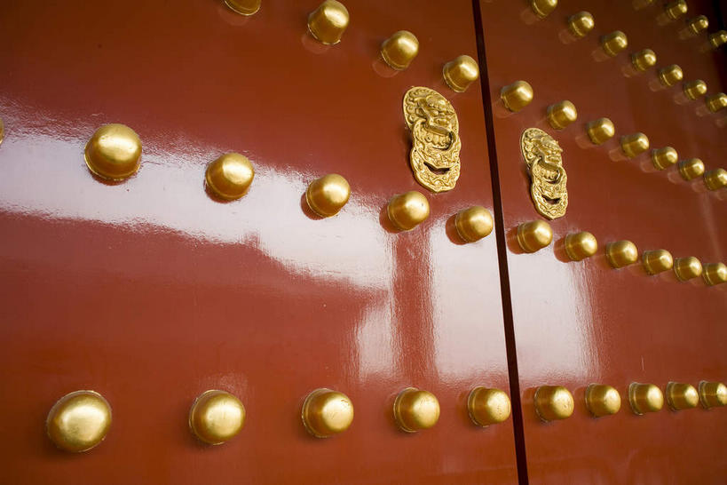 无人,横图,室外,特写,白天,正面,门,静物,北京,中国,亚洲,一排,许多,整齐,装饰,并列,并排,首都,很多,排列,两个,红色,倒影,把手,门把手,门框,金色,华丽,修饰,门把,点缀,倒映,队列,平行,东亚,中华人民共和国,北京市,京,北平,华北地区,衬托,美观,雅致,雅观,反照,拉手,彩图,全画面,全框架,全帧,全画幅,加固,门钉