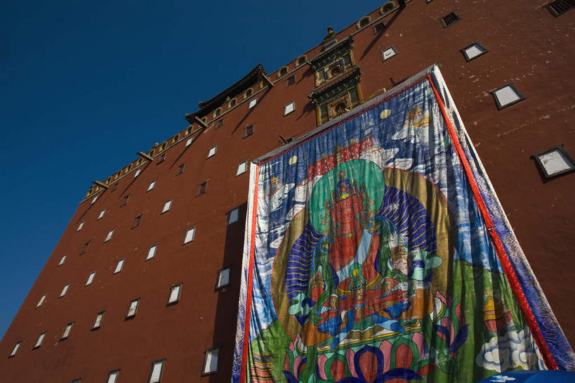 无人,寺庙,横图,室外,白天,仰视,旅游,度假,名胜古迹,窗户,标志建筑,地标,建筑,避暑山庄,中国,亚洲,一排,许多,阴影,节日,遗迹,整齐,并列,并排,光线,影子,墙,很多,燃烧,古迹,文化,文物,娱乐,建设,古建筑,玻璃窗,墙壁,墙面,排列,红色,蓝色,蓝天,天空,阳光,香火,庙宇,天,祈祷,享受,休闲,健康,旅游胜地,放松,许愿,宗教,信仰,晴朗,纪念,祈求,队列,平行,古文明,东亚,万里无云,中华人民共和国,华北地区,河北,河北省,冀,承德,承德市,平安,晴空,晴空万里,彩图,低角度拍摄,庙,寺,普陀宗乘之庙,承德避暑山庄,外八庙,晒大佛,承德外八庙,小布达拉宫