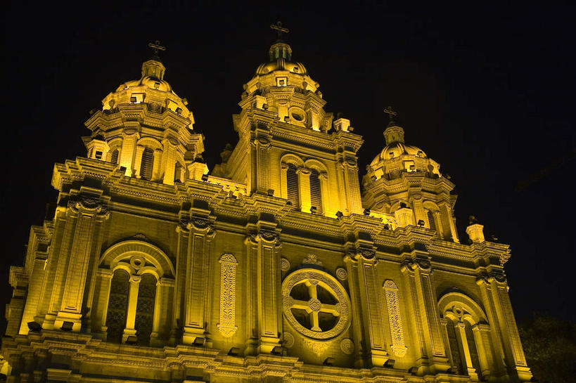 无人,教堂,横图,室外,夜晚,仰视,旅游,度假,名胜古迹,窗户,标志建筑,地标,建筑,北京,中国,亚洲,阴影,节日,遗迹,时间,光线,时钟,影子,钟楼,灯光,首都,计时,古迹,文化,文物,娱乐,建设,古建筑,玻璃窗,钟表,王府井,祈祷,享受,休闲,健康,表,旅游胜地,放松,许愿,宗教,信仰,纪念,祈求,信念,古文明,东亚,中华人民共和国,东城区,北京市,京,北平,华北地区,塔钟,王府井大街,平安,钟,彩图,低角度拍摄,大教堂,礼拜堂,东堂,王府井天主堂