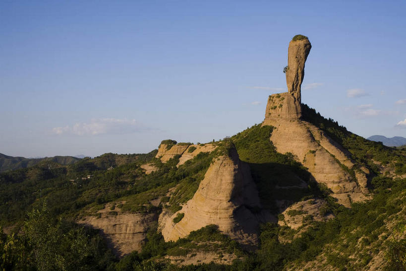 无人,公园,横图,室外,白天,仰视,旅游,度假,石头,美景,山,山脉,植物,中国,亚洲,阴影,光线,石子,影子,景观,山峰,悬崖,山峦,娱乐,树,树木,蓝色,绿色,蓝天,天空,阳光,自然,群山,天,享受,休闲,景色,放松,生长,晴朗,成长,自然风光,东亚,万里无云,中华人民共和国,华北地区,河北,河北省,冀,绝壁,承德,承德市,石块,岩石,晴空,晴空万里,彩图,低角度拍摄,磬锤峰,棒槌山,磬锤峰国家级森林公园