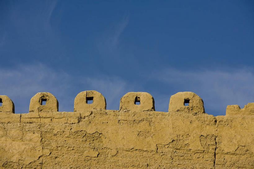 无人,横图,室外,白天,仰视,旅游,度假,名胜古迹,标志建筑,地标,建筑,长城,中国,亚洲,阴影,遗迹,光线,瓦片,影子,墙,屋顶,屋檐,云,云朵,云彩,顶棚,古迹,文物,娱乐,建设,城墙,古建筑,檐,墙壁,墙面,蓝色,白云,蓝天,天空,阳光,天,享受,休闲,旅游胜地,放松,晴朗,坚硬,万里长城,防御,古文明,东亚,甘肃,甘肃省,嘉峪关,中华人民共和国,西北地区,甘,嘉峪关市,坚固,晴空,彩图,低角度拍摄,嘉峪关长城
