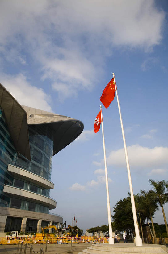 无人,高楼大厦,竖图,室外,白天,仰视,旅游,度假,窗户,落地窗,标志建筑,大厦,地标,建筑,摩天大楼,旗帜,国旗,香港,中国,亚洲,一面,一排,许多,阴影,整齐,并列,并排,飘扬,光线,影子,云,星星,云朵,很多,云彩,娱乐,建设,五星红旗,玻璃窗,排列,黄色,红色,蓝色,白云,蓝天,天空,阳光,天,享受,休闲,星形,旅游胜地,放松,晴朗,飘逸,港,队列,飞扬,平行,五角形,玻璃幕墙,中国国旗,东亚,香港会议展览中心,湾仔,金紫荆广场,香港岛,香港特别行政区,港澳台,中华人民共和国,五颗,湾仔区,金紫荆花广场,香港会展中心,香港金紫荆广场,港岛,旗,晴空,五角星,彩图,低角度拍摄,大楼,高层建筑,高楼,摩天楼,红地五星旗,中华人民共和国国旗,香港区旗,香港特别行政区区旗