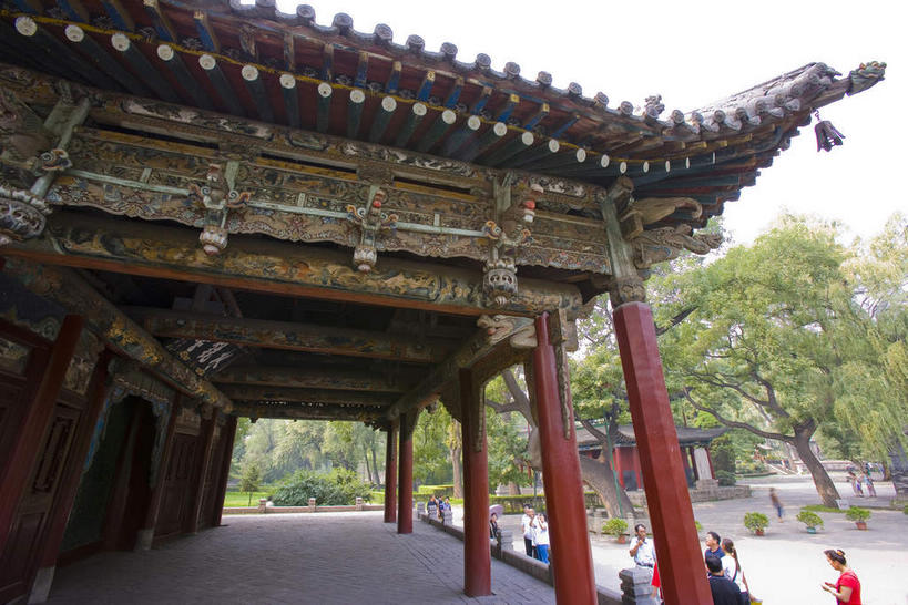 东方人,三个人,寺庙,站,横图,室外,白天,仰视,旅游,度假,名胜古迹,植物,标志建筑,道路,地标,建筑,路,中国,亚洲,一排,许多,行人,游客,游人,阴影,服装,节日,遗迹,整齐,并列,并排,光线,瓦片,影子,柱子,屋檐,小路,交通,很多,燃烧,黄种人,古迹,文化,文物,娱乐,建设,古建筑,檐,路人,旅客,树,树木,排列,衣服,红色,绿色,天空,阳光,自然,香火,庙宇,天,祈祷,站着,享受,休闲,健康,旅游胜地,放松,许愿,宗教,服饰,信仰,生长,成长,纪念,祈求,衣着,穿着,队列,平行,古文明,东亚,山西,山西省,中华人民共和国,华北地区,省会,太原,太原市,晋,衣饰,过客,平安,男人,男性,年轻男性,年轻女性,女人,女性,亚洲人,站立,半身,彩图,低角度拍摄,庙,寺,晋祠,晋王祠,唐叔虞祠