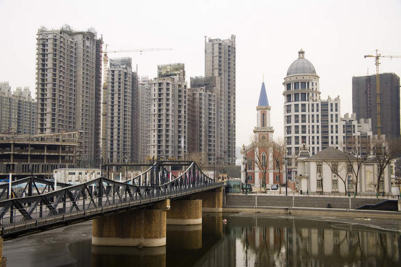 无人,高楼大厦,栏杆,横图,室外,白天,仰视,度假,技术,河流,美景,水,植物,窗户,城市风光,城市,大桥,大厦,道路,建筑,路,摩天大楼,桥梁,公路,天津,中国,亚洲,一排,许多,阴影,整齐,光线,影子,栅栏,墙,河水,景观,篱笆,水流,建筑群,围栏,桥,交通,很多,娱乐,设备,建设,护栏,玻璃窗,墙壁,墙面,树,树木,排列,施工,绿色,倒影,天空,阳光,自然,天,享受,休闲,机械,起重机,景色,放松,生长,成长,吊机,工程,倒映,队列,塔吊,东亚,跨线桥,中华人民共和国,华北地区,天津市,反照,马路,彩图,低角度拍摄,大楼,高层建筑,高楼,摩天楼,津,标准节,塔式起重机