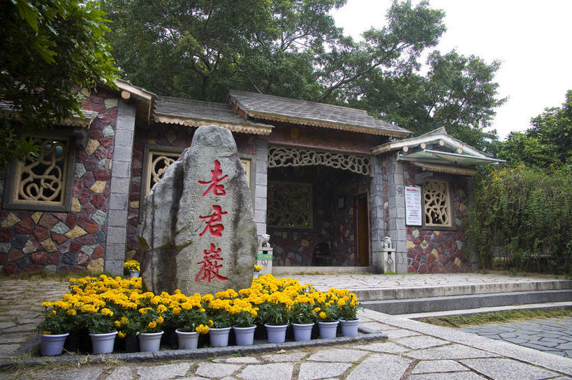 无人,栏杆,横图,室外,白天,仰视,旅游,度假,石头,植物,窗户,楼梯,标志建筑,地标,建筑,中国,亚洲,许多,阴影,盛开,光线,标志,扶手,盆栽,石子,瓦片,文字,影子,字符,阶梯,墙,屋檐,盆景,很多,花蕾,娱乐,标识,建设,护栏,檐,玻璃窗,墙壁,墙面,台阶,花,花瓣,花朵,鲜花,树,树木,黄色,红色,绿色,天空,阳光,自然,天,花苞,花蕊,享受,休闲,汉字,旅游胜地,放松,生长,成长,中文,福建,东亚,福建省,中华人民共和国,华东地区,国文,华文,闽,泉州,泉州市,石块,岩石,彩图,低角度拍摄,丰泽,丰泽区,清源山风景名胜区,清源山国家重点风景区