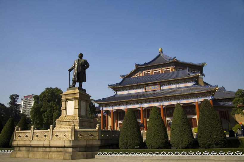 东方人,一个人,无人,栏杆,站,横图,室外,白天,仰视,旅游,度假,植物,标志建筑,地标,建筑,雕塑,中国,亚洲,仅一个男性,仅一个人,仅一个中年男性,一排,许多,握,阴影,服装,艺术,整齐,装饰,光线,雕刻,雕像,工具,瓦片,影子,柱子,墙,屋檐,围栏,很多,拿,拿着,注视,黄种人,娱乐,建设,护栏,檐,墙壁,墙面,树,树木,排列,衣服,红色,蓝色,绿色,蓝天,天空,阳光,自然,工艺品,天,观察,看,站着,享受,休闲,器械,旅游胜地,放松,握着,服饰,生长,晴朗,成长,拐杖,观看,纪念,手杖,美术,察看,国民党,纪念堂,衣着,穿着,队列,关注,主题,医疗器械,陈列,东亚,中山纪念堂,广东,广东省,辛亥革命,孙中山,万里无云,中华人民共和国,华南地区,功能,美学,粤,辅助设备,中山,中山市,政治家,革命家,衣饰,历史人物,三民主义,孙文,孙逸仙,中山樵,男人,男性,中年男性,亚洲人,晴空,晴空万里,站立,彩图,低角度拍摄,全身,孙中山纪念堂,广州中山纪念堂