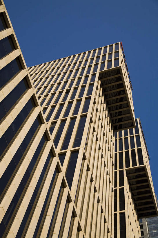 无人,高楼大厦,竖图,室外,白天,仰视,度假,美景,窗户,落地窗,城市风光,城市,大厦,建筑,摩天大楼,北京,中国,亚洲,一排,许多,阴影,整齐,并列,并排,光线,纹路,纹理,影子,墙,景观,褐色,首都,很多,娱乐,建设,玻璃窗,墙壁,墙面,排列,蓝色,倒影,蓝天,天空,阳光,天,享受,休闲,景色,放松,晴朗,倒映,队列,平行,东亚,万里无云,肌理,中华人民共和国,北京市,京,北平,华北地区,朝阳区,反照,晴空,晴空万里,彩图,低角度拍摄,大楼,高层建筑,高楼,摩天楼,北京CBD,北京商务中心区,中国北京大北窑,北京CBD万达广场