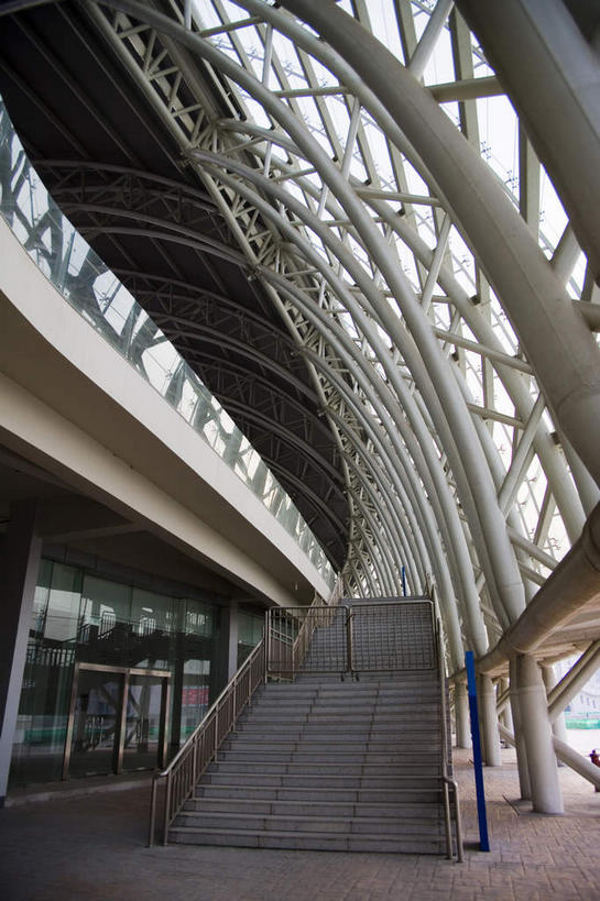 无人,栏杆,竖图,室内,白天,仰视,旅游,度假,窗户,楼梯,天花板,标志建筑,地标,建筑,天津,中国,亚洲,一排,许多,阴影,弯曲,整齐,反射,瓷砖,地砖,扶手,影子,柱子,阶梯,墙,走道,走廊,过道,地面,很多,娱乐,建设,护栏,玻璃窗,墙壁,墙面,台阶,排列,享受,休闲,旅游胜地,放松,队列,东亚,中华人民共和国,华北地区,天津市,南开区,彩图,低角度拍摄,津,天津奥林匹克中心体育场,天津奥林匹克体育中心体育场