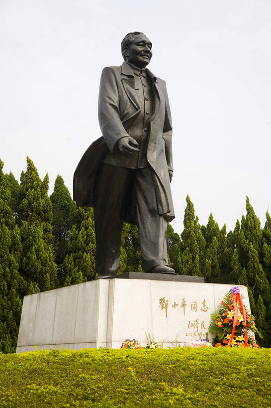 东方人,一个人,无人,公园,笑,交叉,微笑,露齿笑,竖图,室外,白天,仰视,旅游,度假,草地,草坪,植物,标志建筑,地标,建筑,竹子,雕塑,深圳,中国,亚洲,仅一个男性,仅一个人,仅一个中年男性,阴影,竹制,服装,艺术,装饰,盛开,编织,光线,邓小平,标志,雕刻,雕像,篮子,文字,影子,字符,风衣,花蕾,注视,黄种人,娱乐,标识,建设,外套,草,花,花瓣,花朵,鲜花,树,树木,一个,衣服,绿色,天空,阳光,自然,竹篮,工艺品,天,花苞,花蕊,观察,看,享受,休闲,汉字,旅游胜地,放松,服饰,生长,单个,成长,观看,张开双腿,纪念,竹条,交织,美术,察看,领导,竹制品,衣着,穿着,关注,中文,主题,陈列,东亚,广东,鹏城,广东省,中华人民共和国,华南地区,功能,美学,粤,国文,华文,深圳市,军事家,政治家,革命家,衣饰,穿插,外交家,展开双腿,男人,男性,中年男性,亚洲人,彩图,低角度拍摄,全身,无产阶级革命家,邓希贤,邓先圣,伸展双腿,邓小平塑像,莲花山,莲花山公园