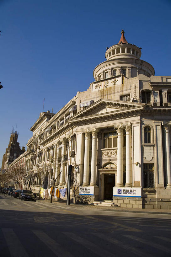 无人,竖图,室外,白天,仰视,旅游,度假,植物,窗户,楼梯,门,标志建筑,道路,地标,建筑,路,路灯,人行横道,公路,汽车,照明,天津,中国,亚洲,一排,许多,阴影,整齐,光线,影子,柱子,阶梯,墙,人行道,灯光,交通,很多,娱乐,建设,玻璃窗,墙壁,墙面,台阶,车,灯,树,树木,排列,蓝色,绿色,蓝天,天空,阳光,自然,门框,交通工具,轿车,天,享受,休闲,旅游胜地,放松,生长,晴朗,成长,照亮,照明设备,队列,载具,人行横道线,东亚,万里无云,中华人民共和国,华北地区,天津市,和平区,晴空,晴空万里,斑马线,马路,彩图,低角度拍摄,科学文化宫,津,五大道