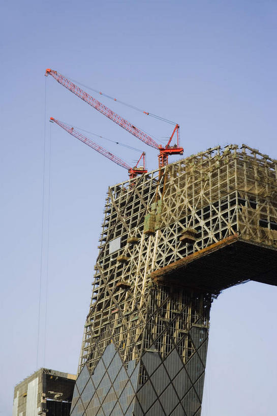 无人,高楼大厦,竖图,室外,白天,仰视,度假,技术,美景,窗户,落地窗,城市风光,标志建筑,城市,大厦,地标,建筑,摩天大楼,北京,中国,亚洲,一排,许多,阴影,整齐,并列,并排,光线,影子,支架,景观,首都,很多,娱乐,设备,建设,玻璃窗,架子,脚手架,排列,施工,红色,蓝色,蓝天,天空,阳光,建筑工地,天,享受,休闲,机械,起重机,景色,放松,晴朗,吊机,支撑,固定,工程,队列,平行,塔吊,东亚,万里无云,中华人民共和国,北京市,京,北平,华北地区,地盘,建筑地盘,施工地盘,晴空,晴空万里,彩图,低角度拍摄,大楼,高层建筑,高楼,工地,摩天楼,北京CBD,北京商务中心区,中国北京大北窑,稳固,大裤衩,智窗,中央电视台总部大楼,标准节,塔式起重机