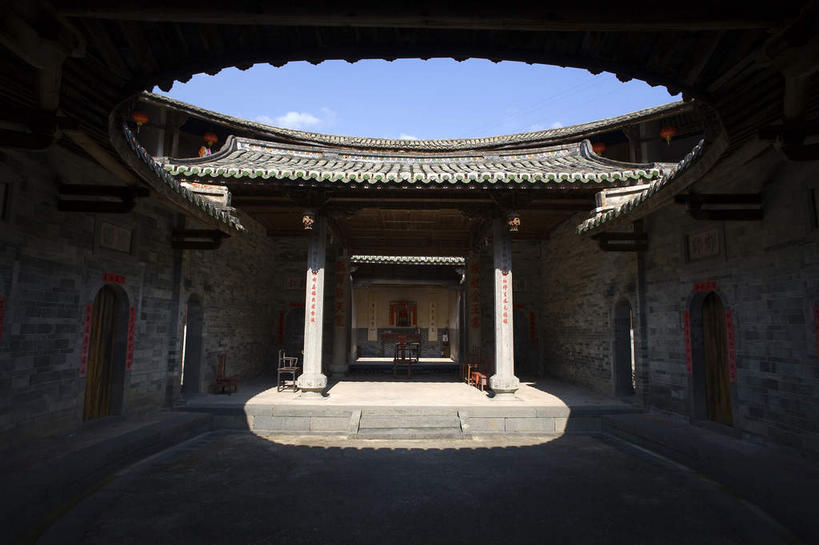 无人,家,横图,室内,白天,仰视,旅游,度假,楼梯,标志建筑,地标,建筑,中国,亚洲,阴影,光线,瓦片,影子,柱子,房屋,阶梯,墙,屋檐,屋子,云,云朵,云彩,娱乐,建设,楼房,檐,墙壁,墙面,台阶,住宅,蓝色,白云,蓝天,天空,阳光,天,享受,休闲,旅游胜地,放松,晴朗,福建,东亚,土楼,福建省,永定县,中华人民共和国,华东地区,闽,龙岩,龙岩市,晴空,彩图,低角度拍摄,房子,福建土楼,客家土楼,客家土围楼,圆形围屋,永定土楼