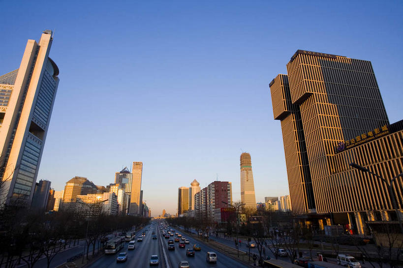 无人,高楼大厦,横图,室外,白天,仰视,度假,美景,窗户,落地窗,城市风光,标志建筑,城市,大厦,道路,地标,建筑,路,路灯,摩天大楼,公路,汽车,照明,北京,中国,亚洲,一排,许多,阴影,整齐,并列,并排,光线,影子,景观,灯光,交通,首都,很多,娱乐,建设,玻璃窗,车,灯,排列,蓝色,倒影,蓝天,天空,阳光,交通工具,轿车,天,享受,休闲,景色,放松,晴朗,照亮,倒映,照明设备,队列,载具,平行,玻璃幕墙,东亚,万里无云,中华人民共和国,北京市,京,北平,华北地区,朝阳区,反照,晴空,晴空万里,马路,彩图,低角度拍摄,大楼,高层建筑,高楼,摩天楼,北京CBD,北京商务中心区,中国北京大北窑,北京CBD万达广场