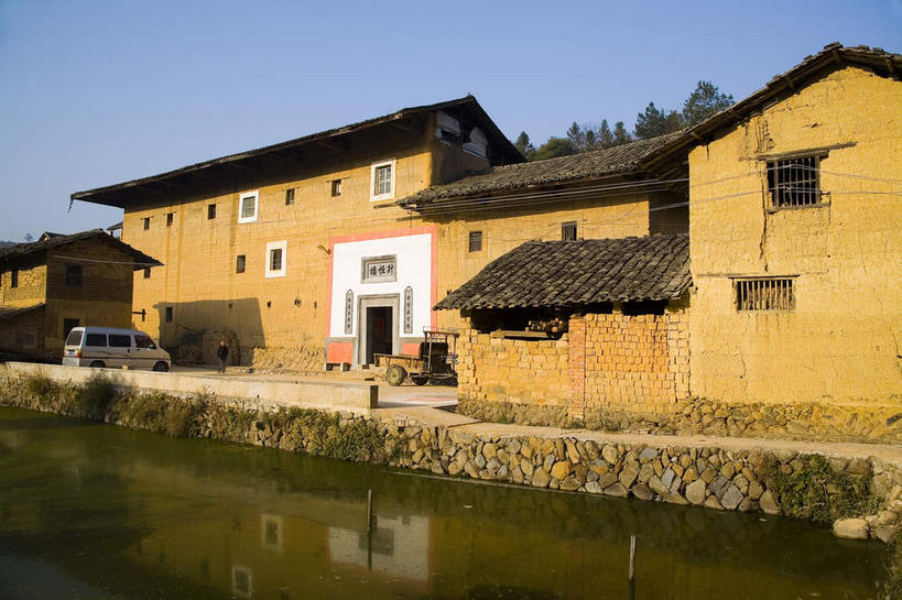 无人,横图,室外,白天,正面,旅游,度假,河流,名胜古迹,水,植物,标志建筑,地标,建筑,土豆,中国,亚洲,阴影,遗迹,光线,瓦片,影子,墙,屋顶,屋檐,河水,水流,褐色,顶棚,古迹,文物,娱乐,建设,古建筑,檐,墙壁,墙面,树,树木,蓝色,绿色,蓝天,天空,阳光,自然,天,享受,休闲,旅游胜地,放松,生长,晴朗,成长,福建,古文明,东亚,福建省,永定县,万里无云,中华人民共和国,华东地区,馍馍蛋,闽,龙岩,龙岩市,晴空,晴空万里,洋芋,山药蛋,马铃薯,彩图,永定土楼