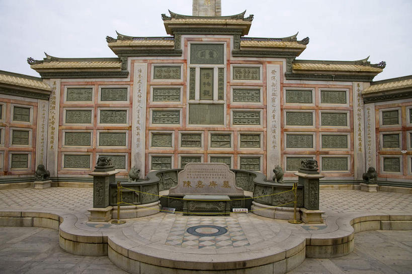 无人,学校,教学楼,栏杆,横图,室外,白天,正面,旅游,度假,名胜古迹,窗户,标志建筑,道路,地标,建筑,路,中国,亚洲,一排,许多,遗迹,整齐,并列,并排,瓦片,屋檐,乌云,云,阴天,云朵,围栏,小路,交通,很多,云彩,古迹,文物,娱乐,建设,古建筑,厦门,校园,护栏,檐,玻璃窗,排列,天空,天,享受,休闲,教室,旅游胜地,放松,昏暗,阴沉,队列,平行,福建,古文明,东亚,福建省,厦门市,中华人民共和国,华东地区,闽,彩图,教学大楼,浔尾,秦美,集美区,集美,尽尾,集美大学