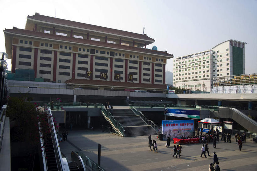 无人,横图,室外,白天,正面,旅游,度假,窗户,标志建筑,道路,地标,电梯,建筑,路,车站,深圳,中国,亚洲,一排,许多,阴影,整齐,并列,并排,光线,瓦片,影子,电动扶梯,屋檐,云,云朵,小路,自动扶梯,站台,交通,运输工具,很多,云彩,娱乐,建设,月台,檐,玻璃窗,排列,蓝色,白云,蓝天,天空,阳光,天,享受,休闲,旅游胜地,放松,晴朗,队列,平行,东亚,广东,罗湖口岸,鹏城,广东省,中华人民共和国,华南地区,粤,深圳市,晴空,彩图,出入境,陆路口岸,罗湖区,扶手电梯,升降设备,运输带,自动行人电梯,电扶梯