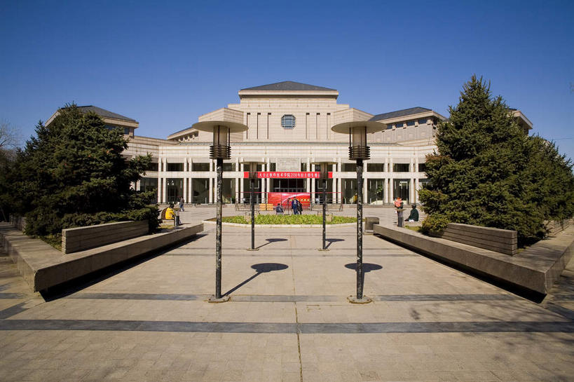 无人,图书馆,横图,室外,白天,正面,旅游,度假,草地,草坪,植物,门,标志建筑,道路,地标,建筑,路,北京,中国,亚洲,一排,许多,阴影,整齐,并列,并排,光线,瓦片,影子,屋檐,小路,交通,首都,很多,娱乐,建设,檐,草,树,树木,排列,蓝色,绿色,蓝天,天空,阳光,自然,门框,天,享受,休闲,旅游胜地,放松,生长,晴朗,成长,队列,平行,东亚,浏览室,海淀区,万里无云,中华人民共和国,北京市,京,北平,华北地区,晴空,晴空万里,彩图,书库,图书库,阅览室,中国国家图书馆,北京图书馆,中关村大街,中关村南大街