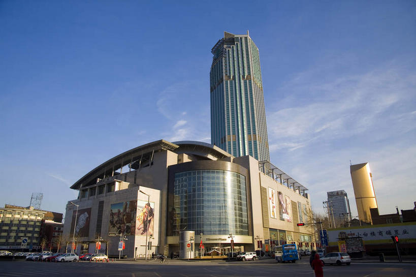 无人,家,高楼大厦,横图,室外,白天,仰视,旅游,度假,窗户,落地窗,标志建筑,大厦,道路,地标,建筑,路,摩天大楼,公路,天津,中国,亚洲,一排,许多,阴影,整齐,并列,并排,光线,影子,房屋,屋子,云,云朵,交通,很多,云彩,娱乐,建设,楼房,玻璃窗,住宅,排列,蓝色,白云,蓝天,天空,阳光,天,享受,休闲,旅游胜地,放松,晴朗,队列,平行,玻璃幕墙,东亚,中华人民共和国,华北地区,天津市,和平区,河西区,晴空,马路,彩图,低角度拍摄,房子,大楼,高层建筑,高楼,摩天楼,津,金皇大厦,小白楼,小白楼地区