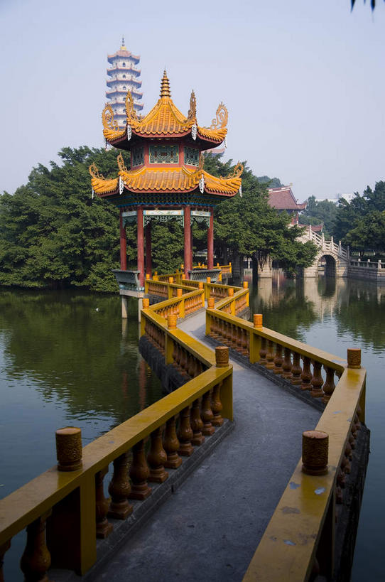 无人,栏杆,竖图,室外,白天,正面,旅游,度假,湖,湖泊,名胜古迹,水,植物,标志建筑,地标,建筑,中国,亚洲,遗迹,木板,瓦片,柱子,亭子,屋顶,屋檐,湖面,水流,水面,乌云,云,阴天,云朵,围栏,桥,木桥,云彩,顶棚,古迹,文物,娱乐,建设,古建筑,护栏,檐,栈桥,树,树木,绿色,倒影,天空,自然,凉亭,湖水,天,享受,休闲,旅游胜地,放松,生长,成长,人行桥,木板桥,倒映,昏暗,阴沉,福建,古文明,东亚,延寿寺,福建省,中华人民共和国,华东地区,省会,闽,福州,福州市,反照,彩图,长庆寺,清禅寺,西禅寺