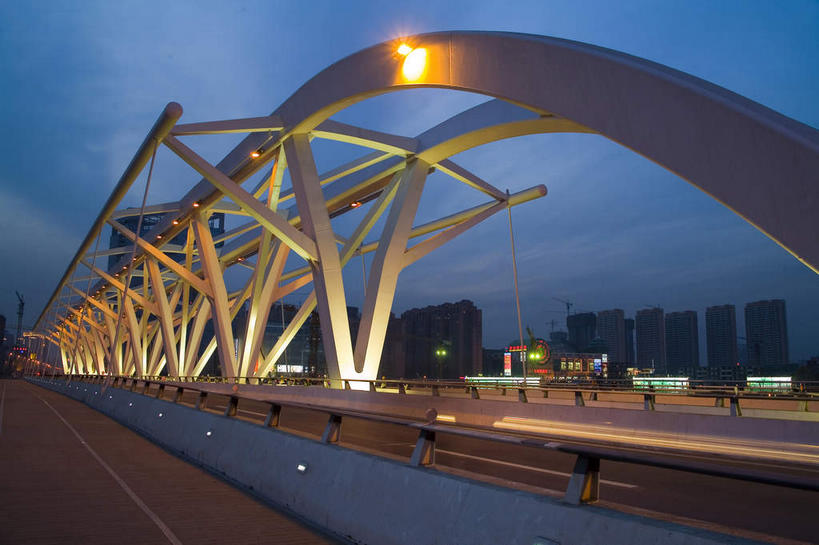 无人,栏杆,横图,室外,夜晚,仰视,旅游,度假,标志建筑,大桥,道路,地标,建筑,路,桥梁,夜景,公路,天津,中国,亚洲,阴影,光线,影子,围栏,桥,灯光,交通,娱乐,建设,护栏,拱桥,享受,休闲,旅游胜地,放松,悬索桥,东亚,桁架拱桥,中华人民共和国,华北地区,天津市,南开区,河北区,马路,彩图,低角度拍摄,津,进步桥,通南桥