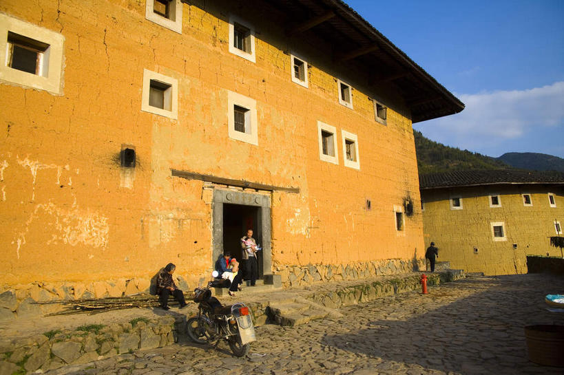 无人,家,横图,室外,白天,仰视,旅游,度假,名胜古迹,标志建筑,道路,地标,建筑,路,中国,亚洲,阴影,遗迹,光线,瓦片,影子,房屋,墙,屋檐,屋子,云,云朵,小路,褐色,交通,云彩,古迹,文物,娱乐,建设,古建筑,楼房,檐,墙壁,墙面,住宅,蓝色,白云,蓝天,天空,阳光,天,享受,休闲,旅游胜地,放松,晴朗,福建,古文明,东亚,土楼,福建省,永定县,中华人民共和国,华东地区,闽,龙岩,龙岩市,晴空,彩图,低角度拍摄,房子,福建土楼,客家土楼,客家土围楼,圆形围屋,永定土楼