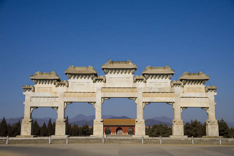 无人,宫殿,横图,室外,白天,正面,旅游,度假,植物,标志建筑,道路,地标,建筑,路,中国,亚洲,一排,许多,阴影,整齐,光线,瓦片,影子,柱子,屋檐,牌坊,牌楼,小路,交通,很多,文化,娱乐,建设,檐,树,树木,排列,蓝色,绿色,蓝天,天空,阳光,自然,天,享受,休闲,墓地,旅游胜地,放松,生长,晴朗,成长,纪念,祭祀,坟墓,陵墓,宫廷,队列,表彰,荣誉,坟场,东亚,万里无云,中华人民共和国,华北地区,荣耀,河北,河北省,冀,唐山,唐山市,王宫,晴空,晴空万里,彩图,皇宫,传统文化,东陵,清东陵,遵化,遵化市