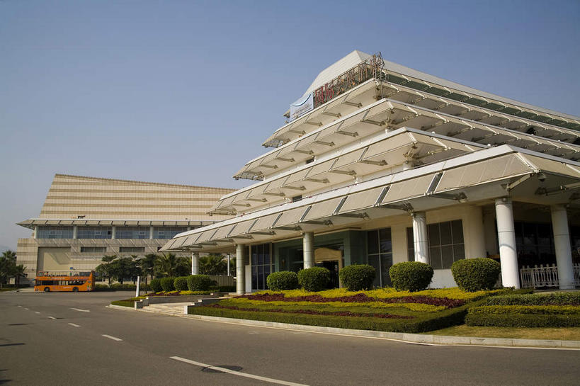 无人,高楼大厦,横图,室外,白天,仰视,旅游,度假,植物,标志建筑,大厦,道路,地标,建筑,路,摩天大楼,公路,中国,亚洲,阴影,环保,光线,瓦片,影子,柱子,屋檐,分界线,防护,停车线,交通,娱乐,建设,厦门,檐,树,树木,蓝色,绿色,蓝天,天空,阳光,自然,天,享受,休闲,旅游胜地,放松,生长,晴朗,成长,车行道,车行道分界线,美好,美妙,标线,间隔,福建,东亚,车行线,福建省,厦门市,万里无云,中华人民共和国,华东地区,美观,雅观,闽,绿篱,生篱,树篱,植篱,晴空,晴空万里,马路,彩图,低角度拍摄,大楼,高层建筑,高楼,摩天楼,鹭岛,厦门岛,厦门国际会议展览中心,厦门国际会展中心,厦门会展中心