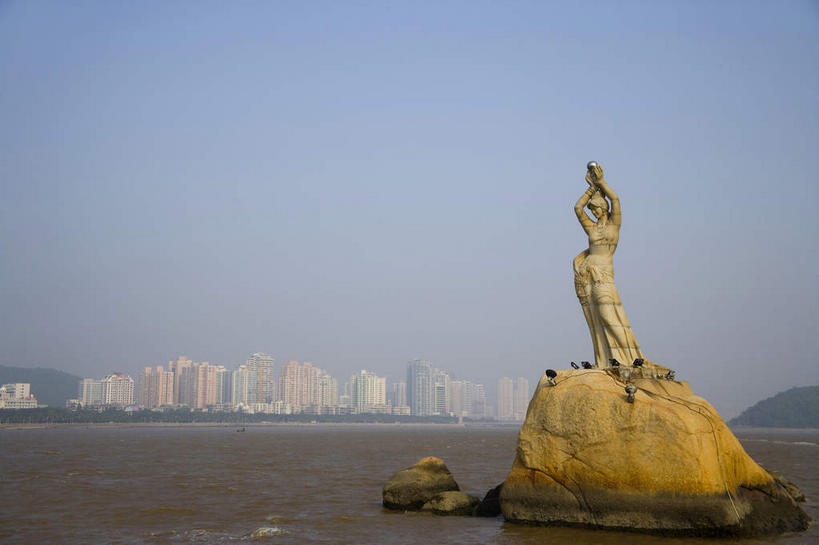 东方人,一个人,无人,高楼大厦,站,举,横图,室外,白天,仰视,旅游,度假,海浪,海洋,石头,标志建筑,大厦,地标,建筑,摩天大楼,雕塑,中国,亚洲,仅一个年轻女性,仅一个女性,仅一个人,许多,阴影,服装,艺术,装饰,光线,雕刻,雕像,石子,影子,浪花,很多,黄种人,娱乐,建设,一个,衣服,蓝色,蓝天,天空,阳光,海水,工艺品,天,托,站着,享受,休闲,旅游胜地,放松,搭,服饰,晴朗,单个,纪念,美术,衣着,穿着,搭着,主题,陈列,海景,东亚,广东,珠海,广东省,万里无云,中华人民共和国,华南地区,功能,美学,粤,珠海市,衣饰,年轻女性,女人,女性,亚洲人,大海,风浪,海,海水的波动,近岸浪,石块,岩石,涌浪,晴空,晴空万里,举起,举手,举着,抬头,向上举,向上伸,向上托,仰头,站立,彩图,低角度拍摄,全身,大楼,高层建筑,高楼,摩天楼,珠海渔女