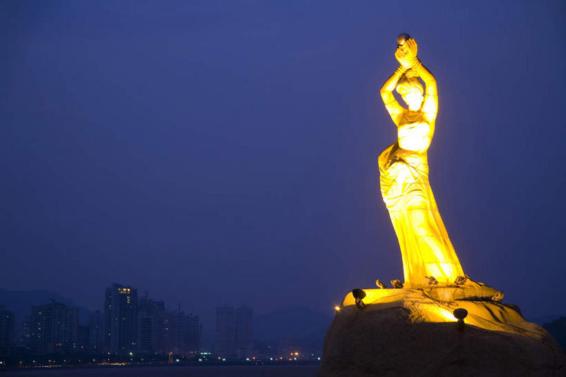 东方人,一个人,无人,高楼大厦,站,举,横图,彩色,室外,夜晚,仰视,旅游,度假,海浪,海洋,石头,标志建筑,大厦,地标,建筑,摩天大楼,霓虹灯,雕塑,中国,亚洲,仅一个年轻女性,仅一个女性,仅一个人,许多,阴影,服装,艺术,装饰,光线,雕刻,雕像,石子,影子,浪花,灯光,七彩,很多,黄种人,娱乐,光源,建设,霓虹,灯,一个,衣服,蓝色,蓝天,天空,海水,工艺品,天,托,站着,享受,休闲,旅游胜地,放松,搭,服饰,单个,纪念,美术,衣着,照明设备,穿着,搭着,主题,陈列,海景,东亚,广东,珠海,广东省,中华人民共和国,华南地区,功能,美学,氖灯,粤,珠海市,衣饰,年轻女性,女人,女性,亚洲人,大海,风浪,海,海水的波动,近岸浪,石块,岩石,涌浪,举起,举手,举着,抬头,向上举,向上伸,向上托,仰头,站立,彩图,低角度拍摄,全身,大楼,高层建筑,高楼,摩天楼,珠海渔女