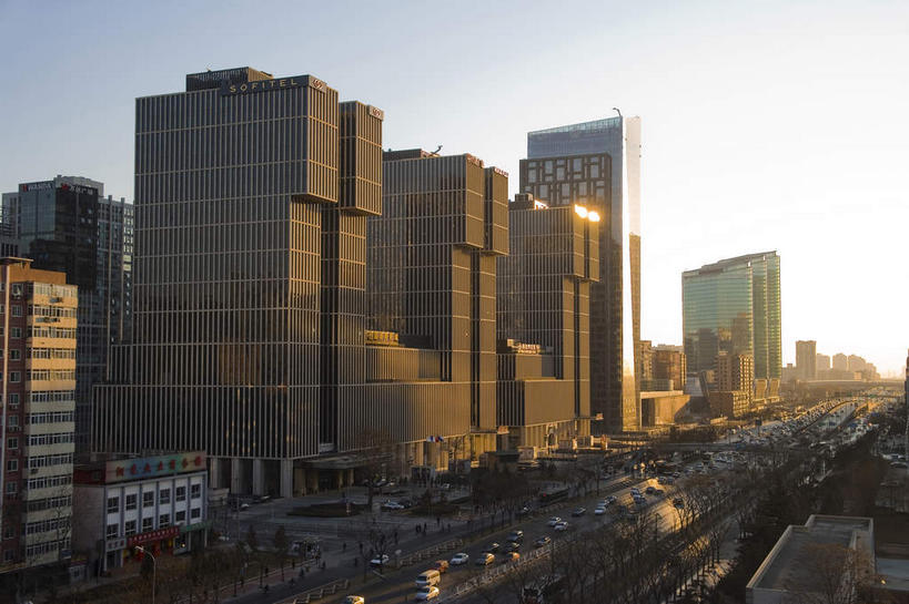 无人,高楼大厦,横图,室外,白天,仰视,度假,美景,窗户,落地窗,城市风光,城市,大厦,道路,建筑,路,摩天大楼,公路,汽车,北京,中国,亚洲,一排,许多,阴影,整齐,并列,并排,光线,影子,景观,交通,首都,很多,娱乐,建设,玻璃窗,车,排列,蓝色,倒影,蓝天,天空,阳光,交通工具,轿车,天,享受,休闲,景色,放松,晴朗,倒映,队列,载具,平行,玻璃幕墙,东亚,万里无云,中华人民共和国,北京市,京,北平,华北地区,朝阳区,反照,晴空,晴空万里,马路,彩图,低角度拍摄,大楼,高层建筑,高楼,摩天楼,北京CBD,北京商务中心区,中国北京大北窑,北京CBD万达广场